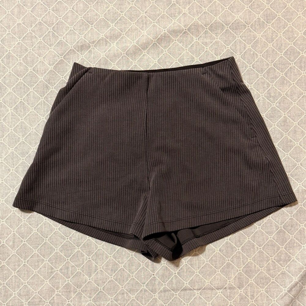 Lululemon Ribbed Softstreme High-Rise shorts Color-Grat Size 4, 2” Inseam